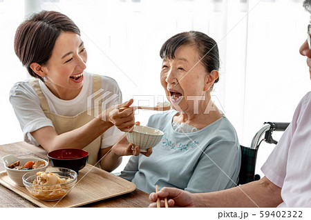 介護 食事風景 介護 食事風景 59402322