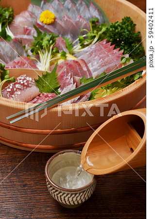 かんぱち樽盛りで酒を飲む 59402411