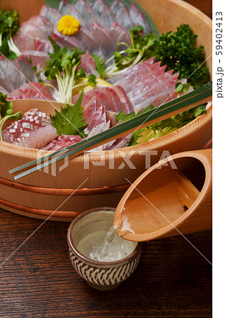 かんぱち樽盛りで酒を飲む 59402413