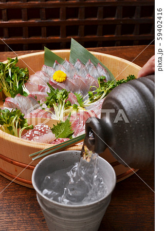 かんぱち樽盛りで酒を飲む 59402416