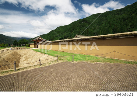 江馬氏館跡公園の堀と塀 59403621