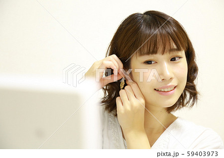 ピアスを着ける女性 59403973