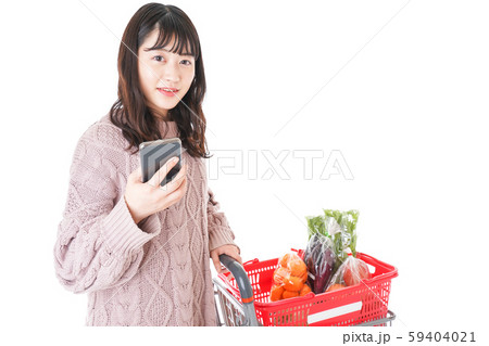スーパーでキャッシュレス決済をする若い女性 59404021