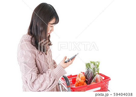 スーパーでキャッシュレス決済をする若い女性 59404038