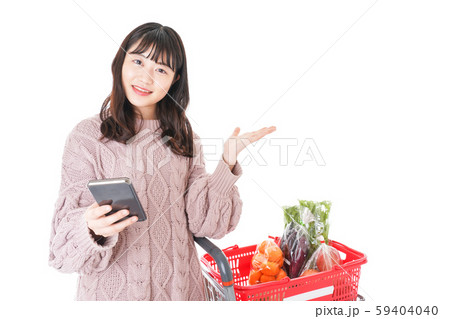 スーパーでキャッシュレス決済をする若い女性 59404040