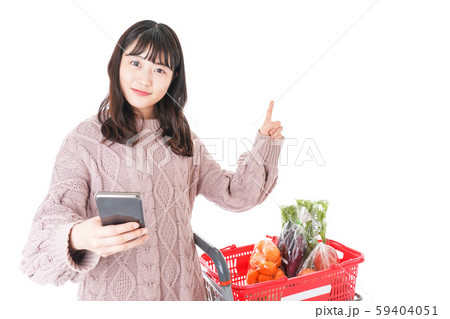 スーパーでキャッシュレス決済をする若い女性 59404051