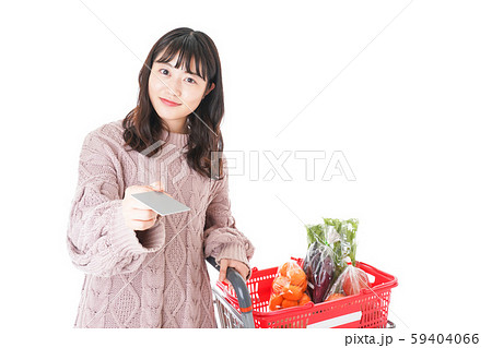 スーパーでキャッシュレス決済をする若い女性 スーパーでキャッシュレス決済をする若い女性 59404066