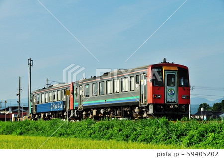 高山本線、千里・速星駅間を走る普通列車(キハ120形) 高山本線、千里・速星駅間を走る普通列車(キハ120形) 59405202