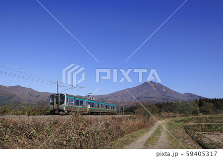 晩秋の磐梯山とE721系電車 59405317