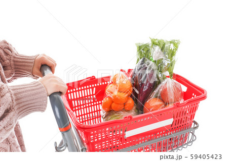 食料品の買い物をする若い女性 食料品の買い物をする若い女性 59405423