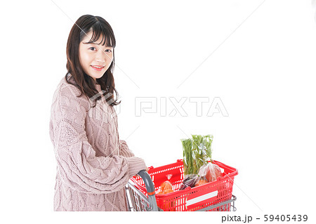 食料品の買い物をする若い女性 食料品の買い物をする若い女性 59405439