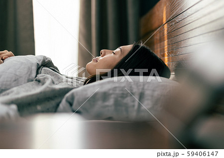 睡眠 女性 ベッド 寝室 睡眠 女性 ベッド 寝室 59406147