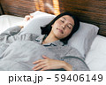 睡眠 女性 ベッド 寝室 59406149