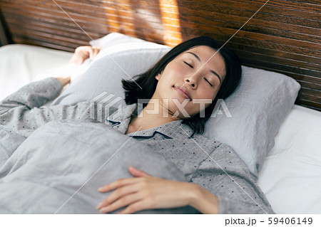 睡眠 女性 ベッド 寝室 59406149