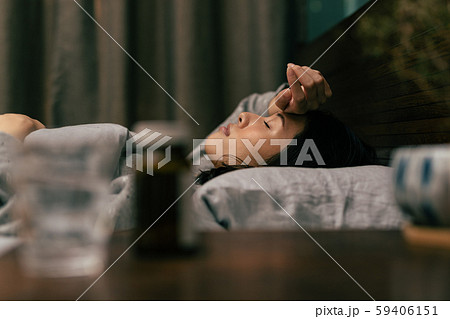 体調不良 カゼ 風邪  病気 女性 59406151