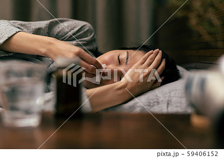 体調不良 カゼ 風邪  病気 女性 59406152