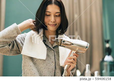 ドライヤー ブロー 女性 59406158