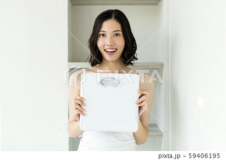 ダイエット 体重計 女性 59406195