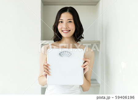 ダイエット 体重計 女性 59406196