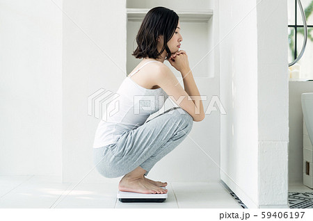 ダイエット 体重計 女性 悩む 59406197