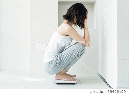 ダイエット 体重計 女性 悩む 59406199