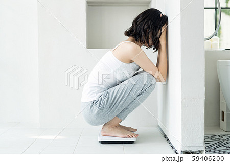 ダイエット 体重計 女性 悩む 59406200