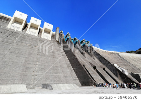 間近から見上げる鶴田ダム 間近から見上げる鶴田ダム 59406570