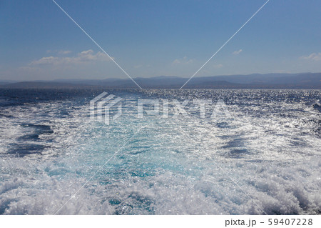 Splashes of clear turquoise sea water on sardinian seashore 59407228