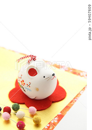 子年　年賀素材　白バック　１匹　縦 59407609