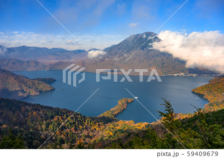 半月山展望台から眺める中禅寺湖と男体山 紅葉 半月山展望台から眺める中禅寺湖と男体山 紅葉 59409679