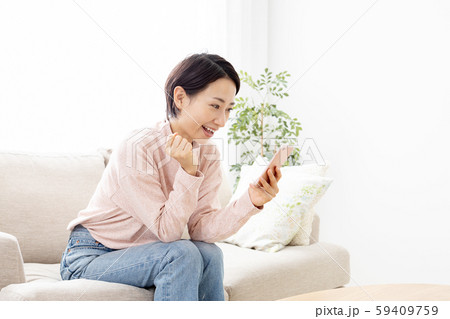 スマホを操作する女性 59409759