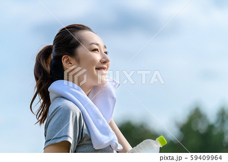 女性　トレーニング　スポーツ　水分補給 59409964