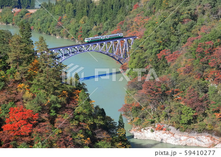 【福島県】紅葉の只見川第1橋梁を渡る列車 59410277