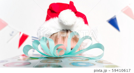 Little Santa helper hold a gift box 59410617