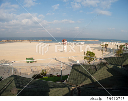 点々としたヤシの木のある閑散とした広々とした白い砂浜　テルアビブにて 59410743