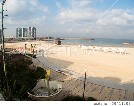 点々としたヤシの木のある閑散とした広々とした白い砂浜　テルアビブにて 59411202