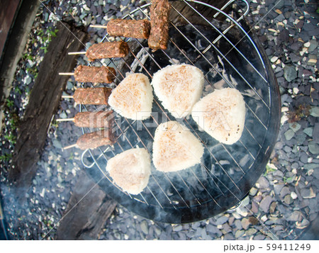 バーベキューの焼きおにぎりと串に刺したシシケバブ バーベキューの焼きおにぎりと串に刺したシシケバブ 59411249