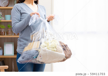 ゴミをまとめる女性 ゴミをまとめる女性 59411703