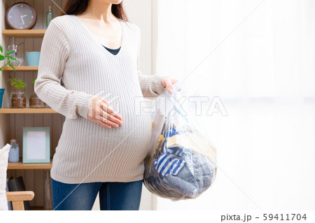 ゴミ出し　妊婦 59411704