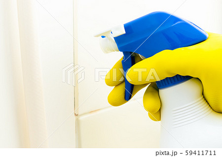 風呂掃除　カビに漂白剤を吹き付ける　塩素系 59411711