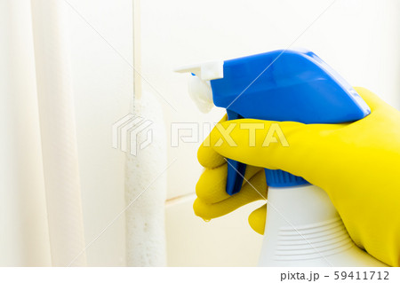 風呂掃除　カビに漂白剤を吹き付ける　塩素系 59411712