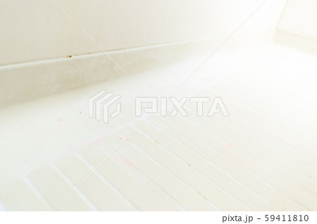 クリーニング前の浴室の汚れ 床の赤カビ ピンクヌメリ 水垢 パッキンの黒カビ の写真素材