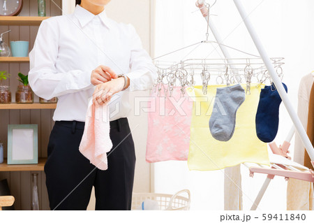 出勤前の家事 時間を気にするビジネスウーマン 59411840