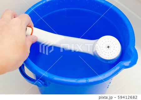 シャワーヘッドのお手入れ　バケツでつけ置き洗い 59412682