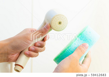 シャワーヘッドのお手入れ スポンジでこする シャワーヘッドのお手入れ スポンジでこする 59412683