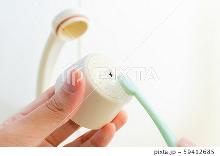 シャワーヘッドのお手入れ 歯ブラシでこする シャワーヘッドのお手入れ 歯ブラシでこする 59412685