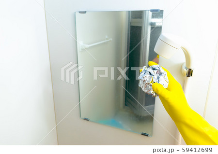 風呂掃除 アルミホイル 鏡の水垢の落とし方 大掃除 59412699