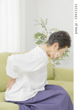 シニア女性　体調不良 59415101