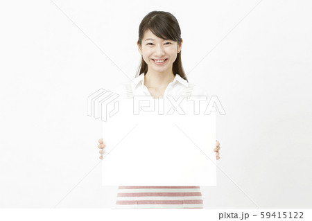 女性　エプロン姿 59415122