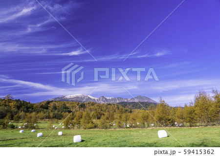 (長野県)木曽の御嶽山 牧草ロール (長野県)木曽の御嶽山 牧草ロール 59415362